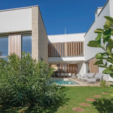 Four-bedroom Holiday In Fiorini * 布罗托尼贾